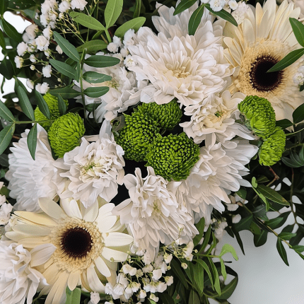 Coroana funerară cu flori naturale